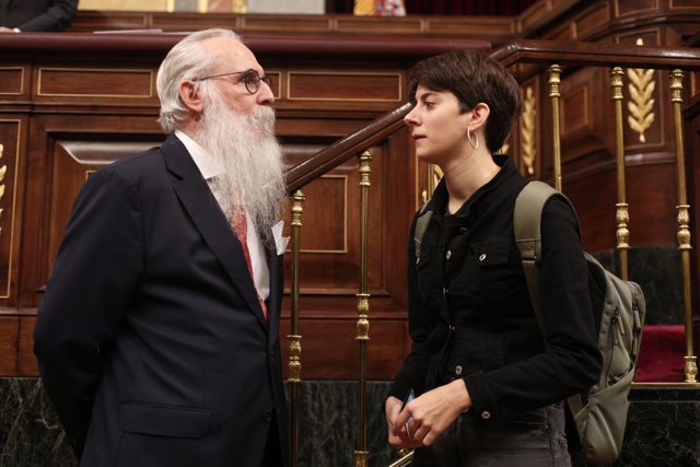 El diputado socialista y presidente de la Mesa de Edad del Congreso, Agustín Javier Zamarrón y la diputada de ERC y miembro más joven del Congreso, Marta Rosique