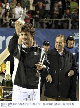 Juan Carlos Ferrero recibiendo el trofeo de campeón de Luanco en 2008.