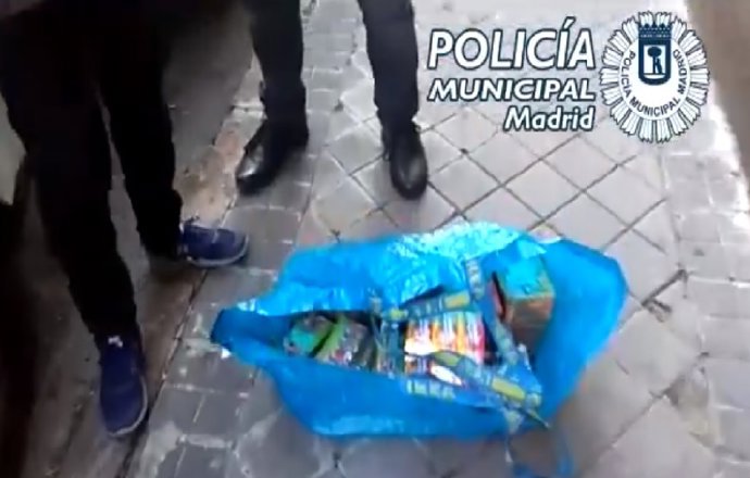 Imagen de una captura del vídeo de Policía Municipal sobre la intervención de los petardos.