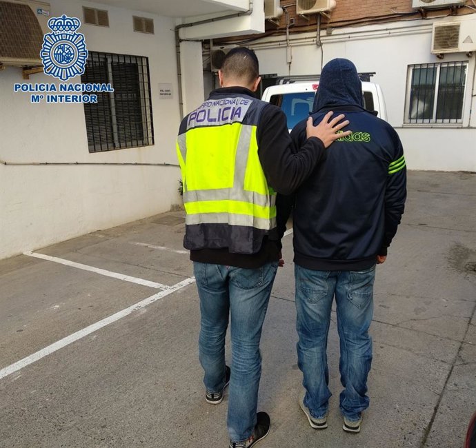 Nota De Prensa Y Fotografía: La Policía Nacional Detiene En Níjar A Un Prófugo Que Estaba Siendo Buscado Desde El Año 2015