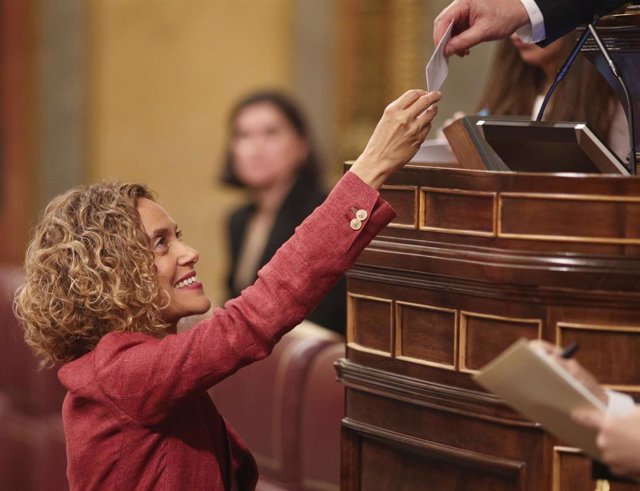 La presidenta del Congreso de la XIII legislkatura, Meritxell Batet, entrega su voto en la sesión constitutiva del nuevo Congreso