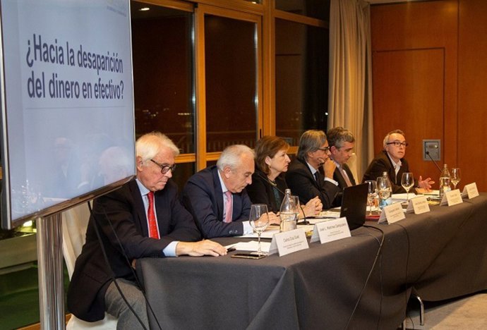 Expertos del sector financiero descartan la desaparición del efectivo como método de pago.