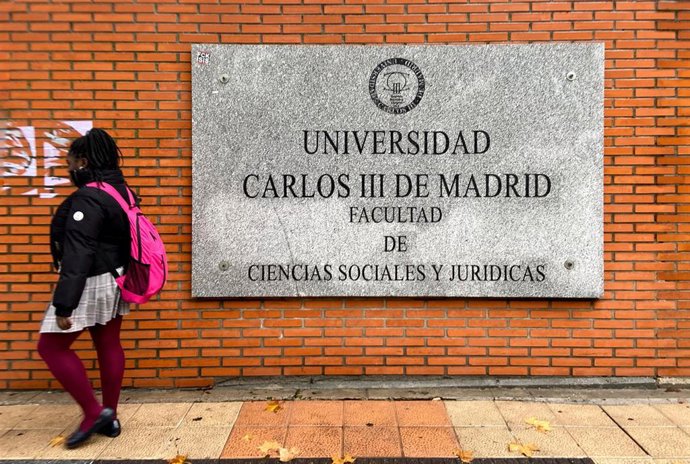 Una chica pasa junto a la placa de la facultad de Ciencias Sociales y Jurídicas del campus de Getafe de la Universidad Carlos III de Madrid, en Madrid a 22 de noviembre de 2019.