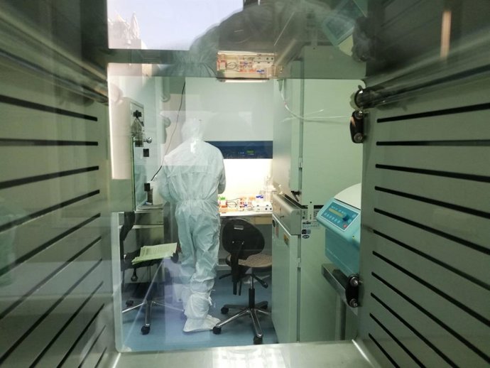 Un investigador de la Unidad de Producción y Reprogramación Celular de Sevilla