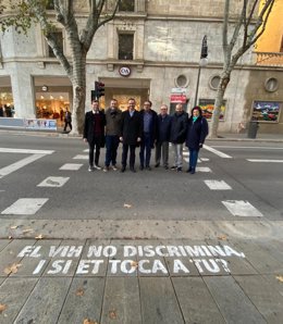 Autoridades de Palma ante un paso de peatones contra el estigma del Sida
