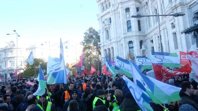 Trabajadores de la EMT manifestándose en Cibeles