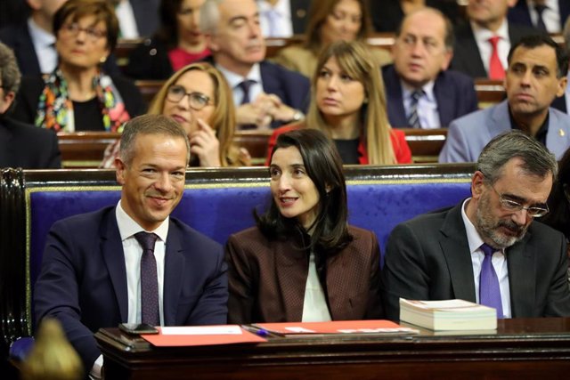 La nueva presidenta del Senado, Pilar Llop, entre el portavoz del PSOE en el Senado, Ander Gil (i), y su antecesor en el cago, Manuel Cruz.