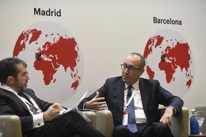 El socio responsable de consultoría financiera de EY España, Arturo Derteano (i) como moderador e interviene el consejero delegado de BBVA, Onur Gen (d) en el encuentro del Sector Bancario del IESE, en Madrid.