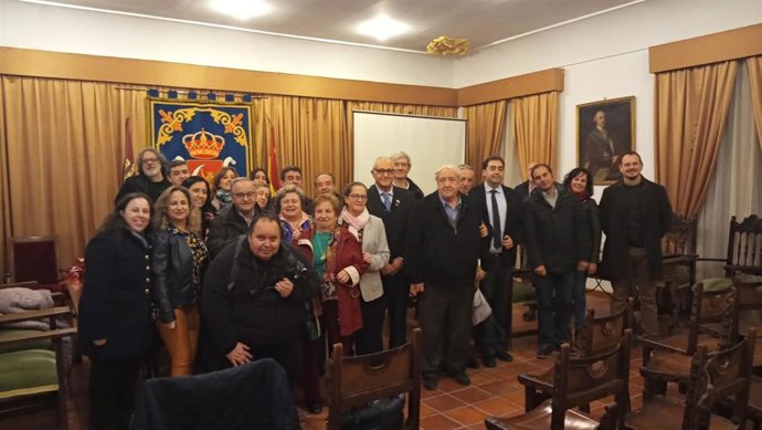 Ana María Gálvez y José Antonio Almonacid, medallas de las Cuatro Sinagogas de la Comunidad Sefardí de Jerusalén, posan con público asistente al acto de entrega de los galardones