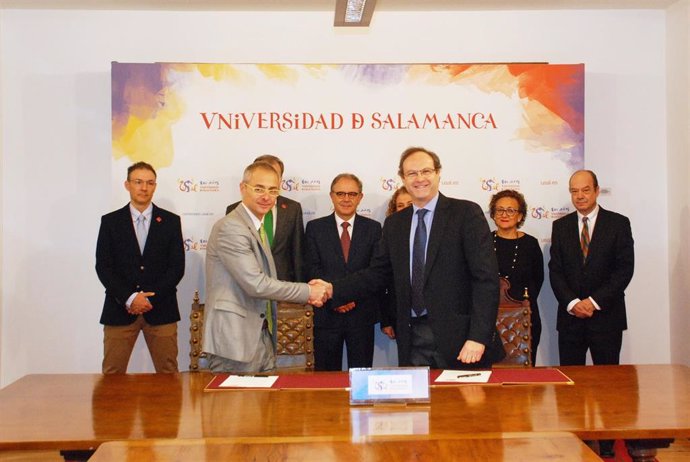 El rector Ricardo Rivero y el presidente de la SEFAC, Jesús Gómez Martínez, rubrican el acuerdo que incluye acciones conjuntas en el ámbito cultural, educativo y científico.