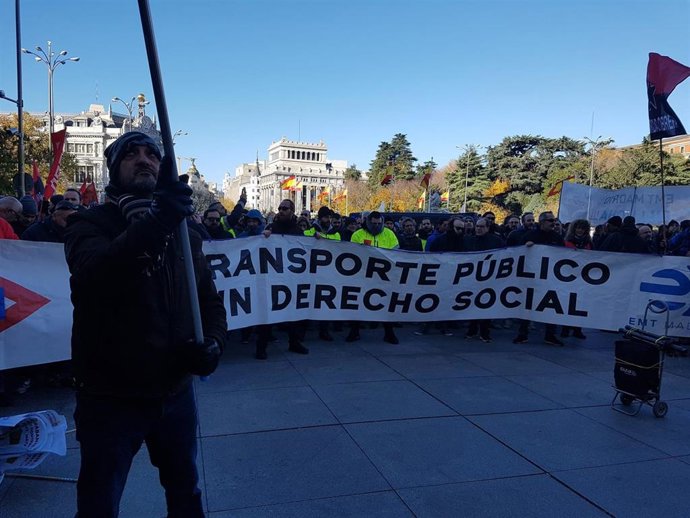 Trabajadores de la EMT se concentran en Cibeles