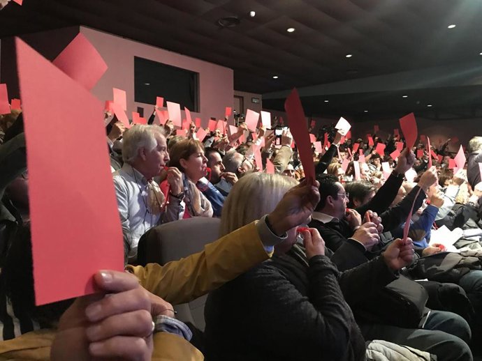 Restauradores pitan y sacan cartulinas rojas contra la subida de la tasa de terrazas