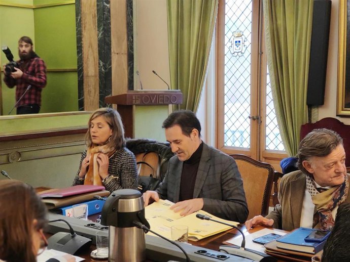 El concejal de Economía del Ayuntamiento de Oviedo, Javier Cuesta, durante el pleno municipal del 2 de diciembre.