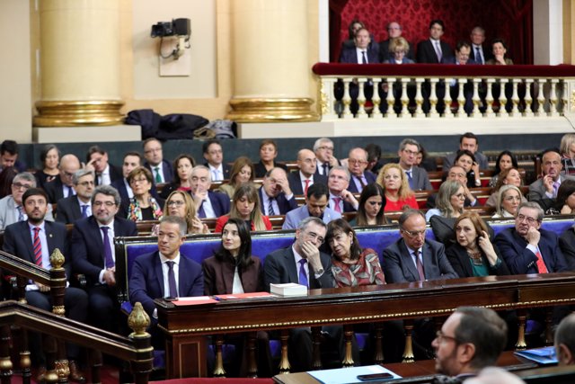 La nueva presidenta del Senado, Pilar LLop (2i) junto al presidente saliente del Senado, Manuel Cruz (3i) que habla con la hasta ahora vicepresidenta primera del Senado, Cristina Narbona (4i).