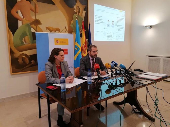 Elena Menéndez, directora del Área de Trabajo de la Delegación del Gobierno, y Vicente Paredes, director provincial de la Tesorería General de la Seguridad Social.
