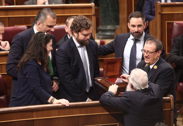 Los diputados de VOX en el Congreso; Macarena Olona (1i); Javier Ortega Smith (2i); Iván Espinosa de los Monteros (3i) y el presidente del partido, Santiago Abascal (4i).