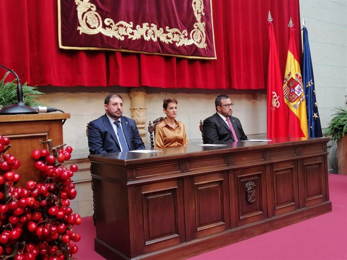 Unai Hualde, María Chivite y Javier Remírez, en el acto de entrega de la Medalla de Oro de Navarra a Adacen