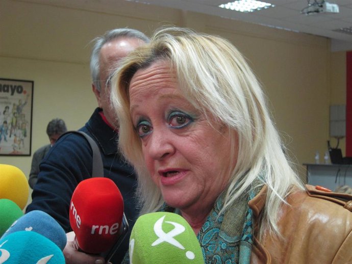 La secretaria general de CCOO Extremadura, Encarna Chacón, atiende a los medios en Badajoz