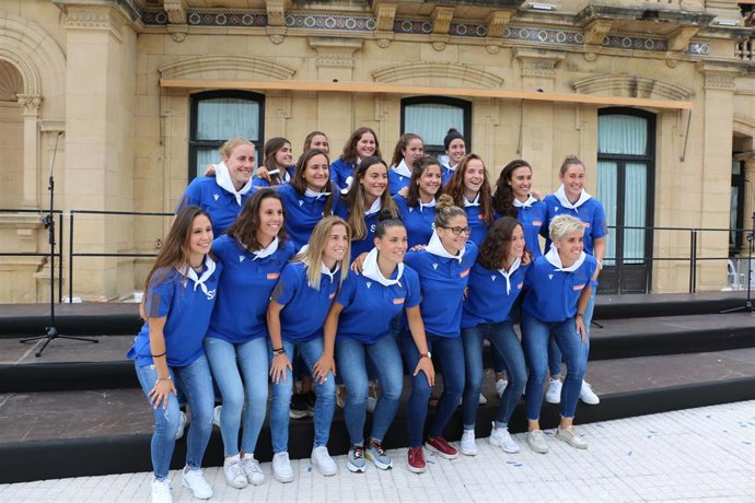 Representantes de los equipos de fútbol y hockey femenino de la Real Sociedad