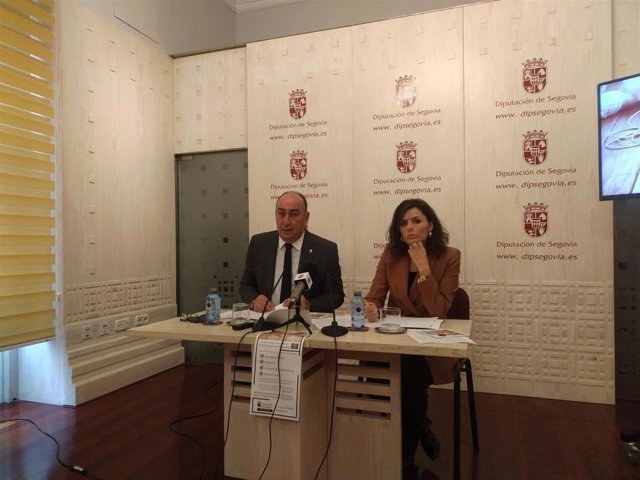 El presidente de la Diputación, Miguel Ángel de Vicente y la diputada y vicepresidenta, Sara Dueñas, explican las particularidades de la implantación de la Sede Electrónica en la provincia de Segovia.