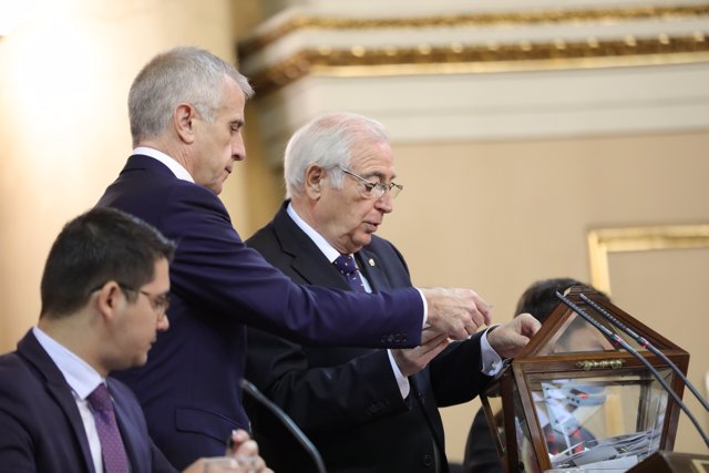 El senador del PP y expresidente de Melilla, Juan José Imbroda, que preside la Mesa de Edad del Senado, durante el momento de la votación en la sesión constitutiva de la XIV Legislatura en el Senado, en Madrid (España), a 3 de diciembre de 2019.