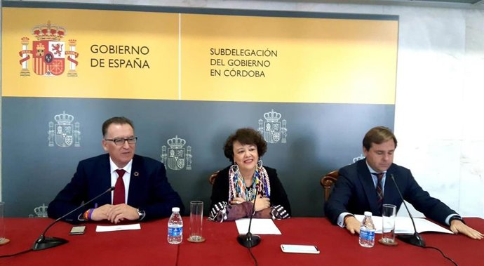 Rafaela Valenzuela (centro), entre Juan Díaz y Antonio Repullo, en la Subdelegación del Gobierno central en Córdoba.