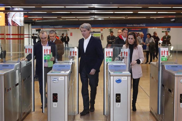 Imagen de recurso del consejero de Transportes de la Comunidad de Madrid, Ángel Garrido, y la consejera delegada de Metro de Madrid, Silvia Roldán.