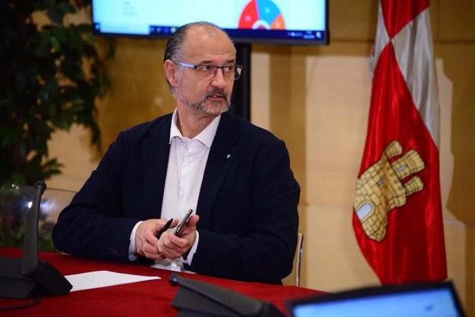 El presidente de las Cortes, Luis Fuentes, explica las nuevas medidas de transparencia y accesibilidad