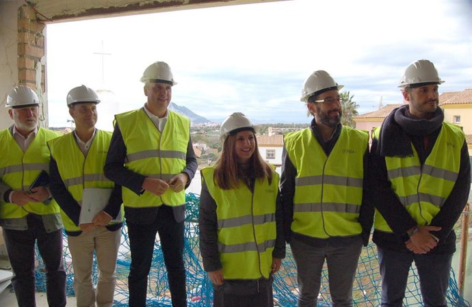 Irene García visita las obras de la nueva residencia de mayores de La Línea