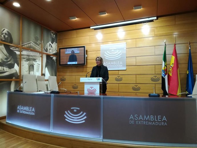 Cristina Teniente en rueda de prensa para valorar los datos de paro en Extremadura