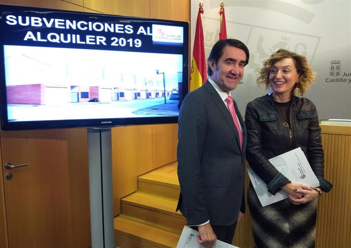 El consejero de Fomento y Medio Ambiente de Castilla y León, Juan Carlos Suárez-Quiñones, junto a la directora general de Vivivenda, Arquitectura y Urbanismo, María Pardo.