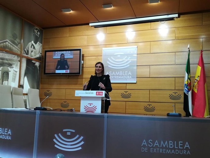 Lara Garlito en rueda de prensa para valorar los datos de paro en Extremadura