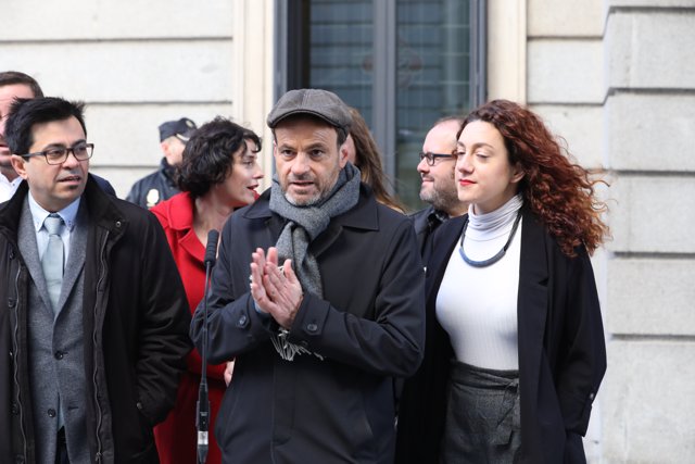 (I-D) Los diputados de En Comú Podem, Gerardo Pisarello; Jaume Asens y Aina Vidal, a su llegada a la sesión de constitución de las Cortes para la XIV Legislatura en el Congreso de los Diputados, Madrid (España), a 3 de diciembre de 2019.