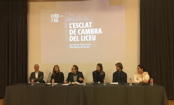 El director musical junto a los solistas de la orquesta