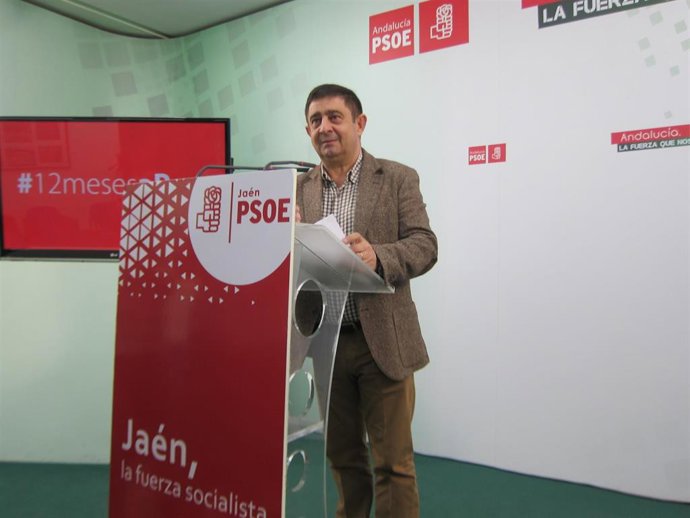 El secretario general del PSOE de Jaén, Francisco Reyes, durante la rueda de prensa