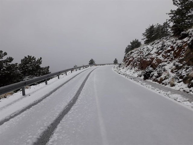 Carretera en el Alto Velefique (Almería)