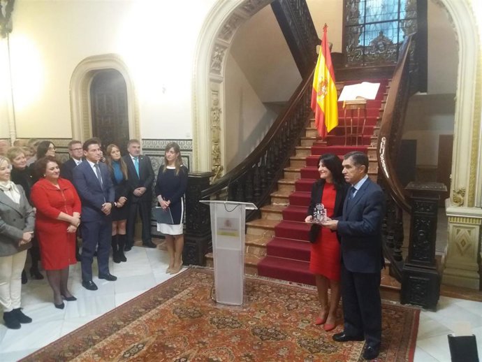 Lorenzo del Río, presidente del TSJA, recoge una distinción en la Subdelegación del Gobierno en Granada