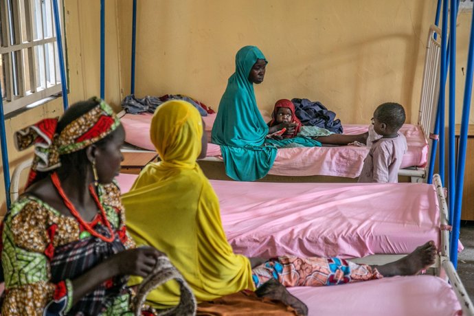Niños con desnutrición en un centro de tratamiento de MSF en Nigeria