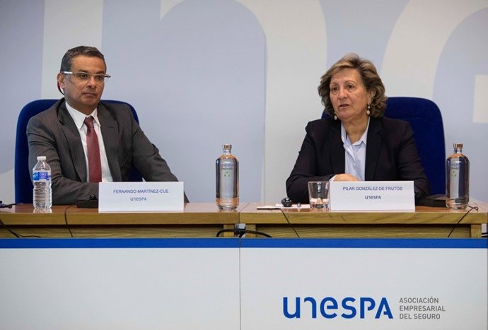 La presidenta de Unespa, Pilar González de Frutos, y el profesor Fernando Martínez-Cue