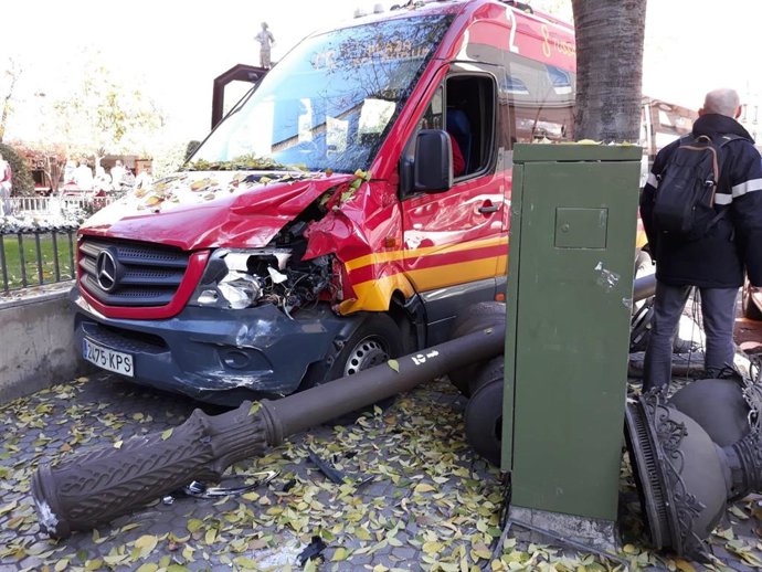Minubús accidentado en el centro de Sevilla