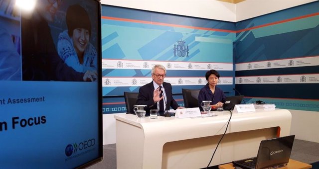 El secretario de Estado de Educación en funciones, Alejandro Tiana, y la analista principal de PISA, Miyako Ikeda, en la presentación del Informe PISA 2018 en Madrid.