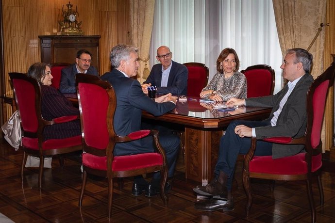 Azcón con la junta directiva de la Asociación Española de Parques y Jardines Públicos