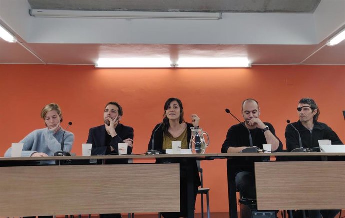 Marta Valldaura (Irídia), Alejandro Forero (Sirecovi), Thais Bonilla (Novact), Anton Uró (Espai de Coordinació Antirrepressiva) y Carles Guillot (Stop Bales de Goma).