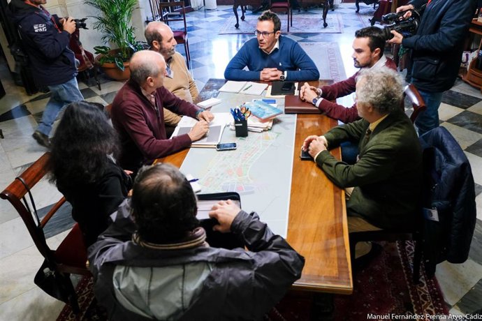 El alcalde de Cádiz reunido con la plataforma ciudadana Valcárcel Universitaria