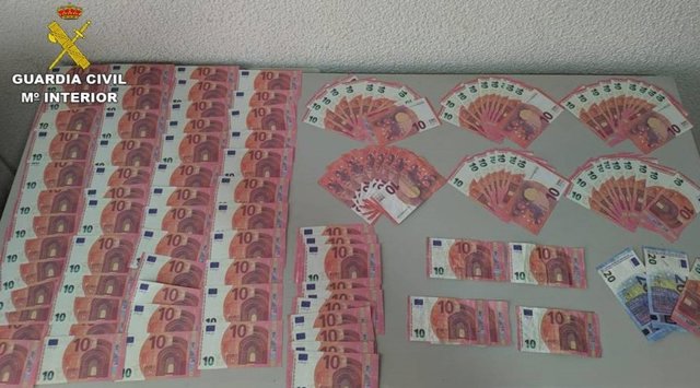 Algunos de los billetes localizados e incautados en Sax.