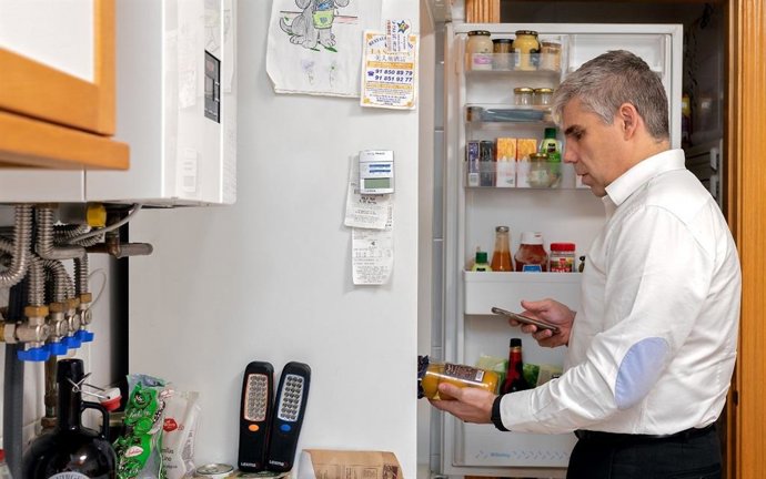 Cristian Sainz, responsable de la unidad de puesto de trabajo digital de la ONCE, usa Seeing AI en su hogar para escanear el código de barras de un tarro de melocotón en almíbar de la nevera.