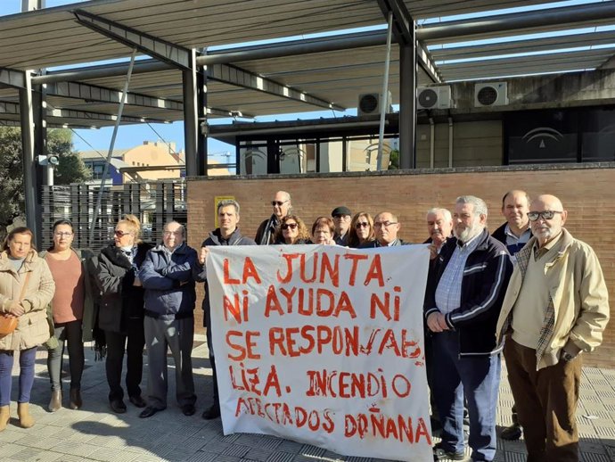 Perjudicados por el incendio de Doñana se concentran en Sevilla y piden ayudas para paliar su situación.