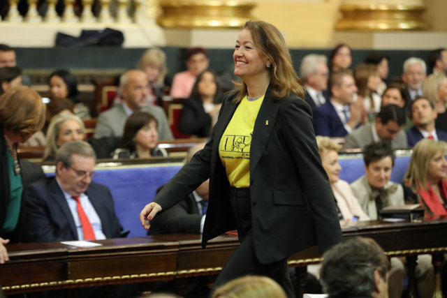 La senadora de Esquerra Republicana Laura Castel (con camiseta amarilla en honor a los presos del proces) acude a votar durante la sesión constitutiva de la XIV Legislatura en el Senado, en Madrid (España), a 3 de diciembre de 2019.