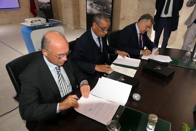 Firma del acuerdo entre los responsables de los puertos de Málaga, Tánger y Tenerife para promover el tráfico de cruceros