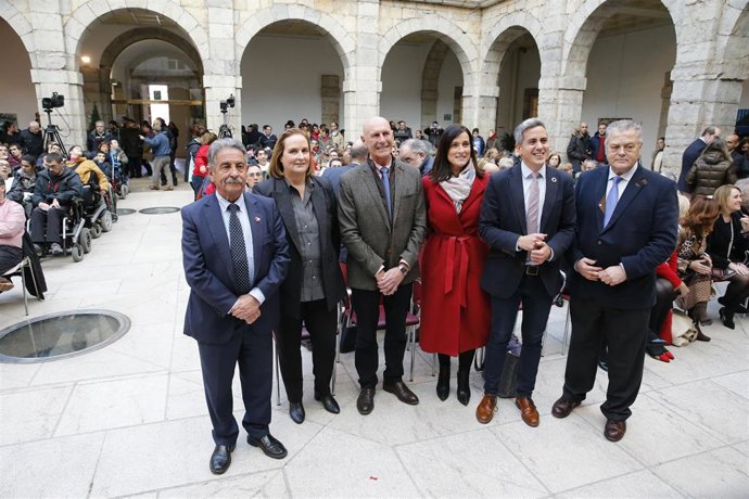 Presidente de Cantabria, Miguel Ángel Revilla; presidenta de CERMI, Mar Arruti; delegado del Gobierno, Eduardo Echevarría; alcaldesa de Santander, Gema Igual; vicepresidente regional, Pablo Zuloaga, y presidente del Parlamento, Joaquín Gómez